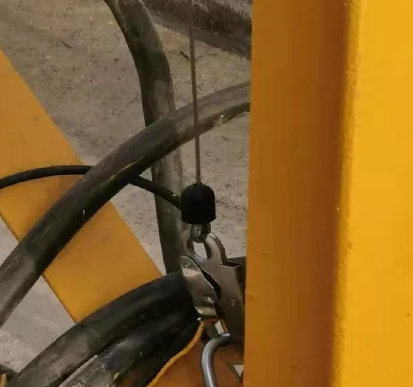 检修紧固塔吊标节螺栓时必须佩戴速差防坠器