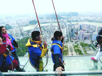 清明假期参与高空游览观光项目时尽量佩戴速差防坠器