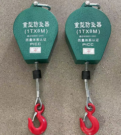 建筑工地上给钢柱刷油要佩戴速差防坠器