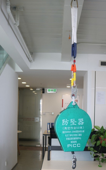 天车起吊贵重物品时,可以用高空防坠器防坠落